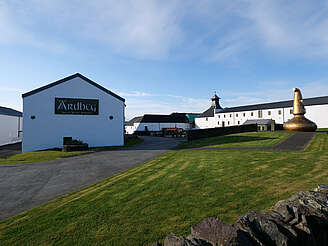 Ardbeg distillery building&nbsp;uploaded by&nbsp;Ben, 07. Feb 2106